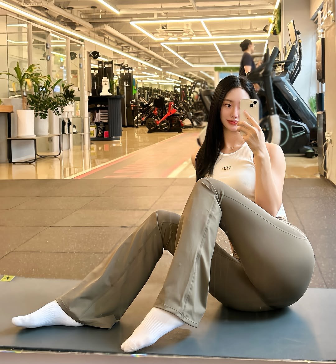 Photo shared by 하이영🤚🏻hizero on August 05, 2025 tagging @mihk_official. May be an image of 2 people, activewear, sweatpants, sportswear and text.