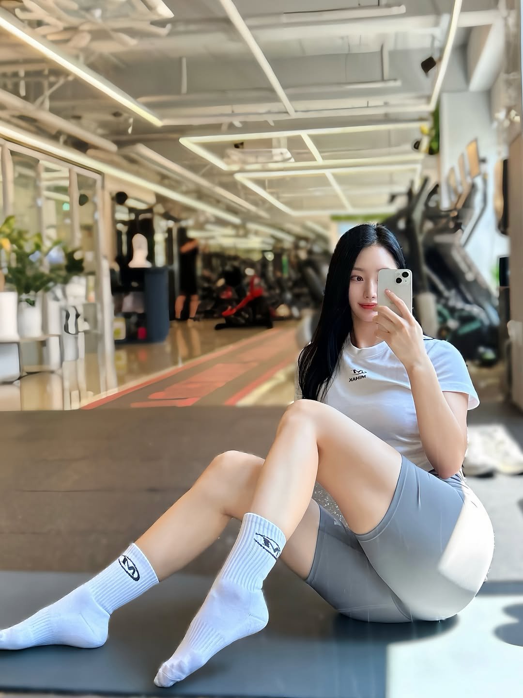 Photo shared by 하이영🤚🏻hizero on August 08, 2025 tagging @mihk_official. May be an image of 1 person, sock, tights, sportswear, sweatpants and text.