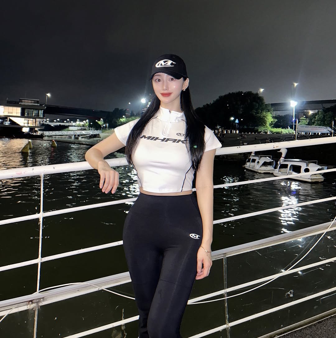 Photo shared by 하이영🤚🏻hizero on August 06, 2025 tagging @mihk_official. May be an image of 1 person, hair, hat, top, sportswear, tights, outdoors and text.