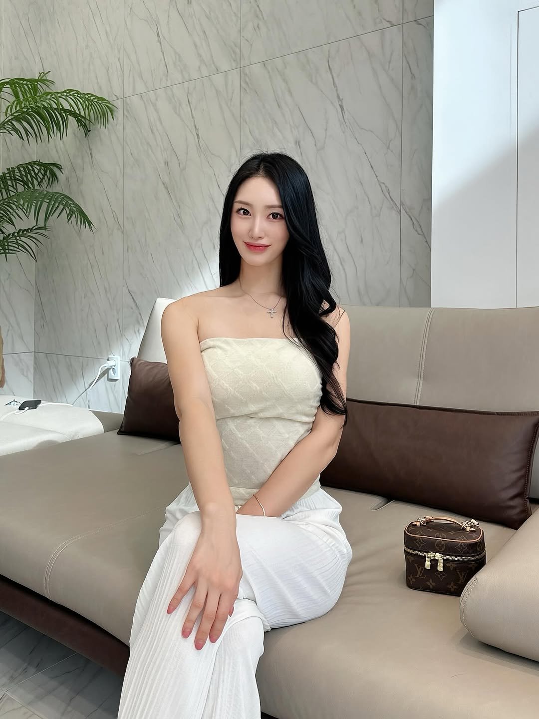 Photo by 하이영🤚🏻hizero on September 27, 2025. May be an image of 1 person, hair, dress and text.
