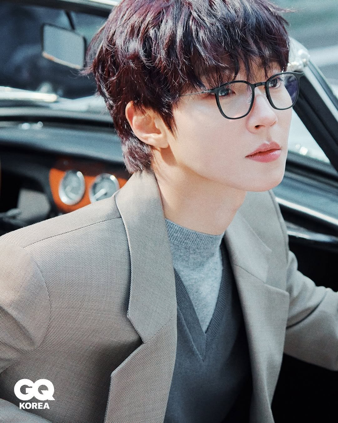 Photo by 황인엽 on January 28, 2026. May be an image of one or more people, bangs and eyeglasses.