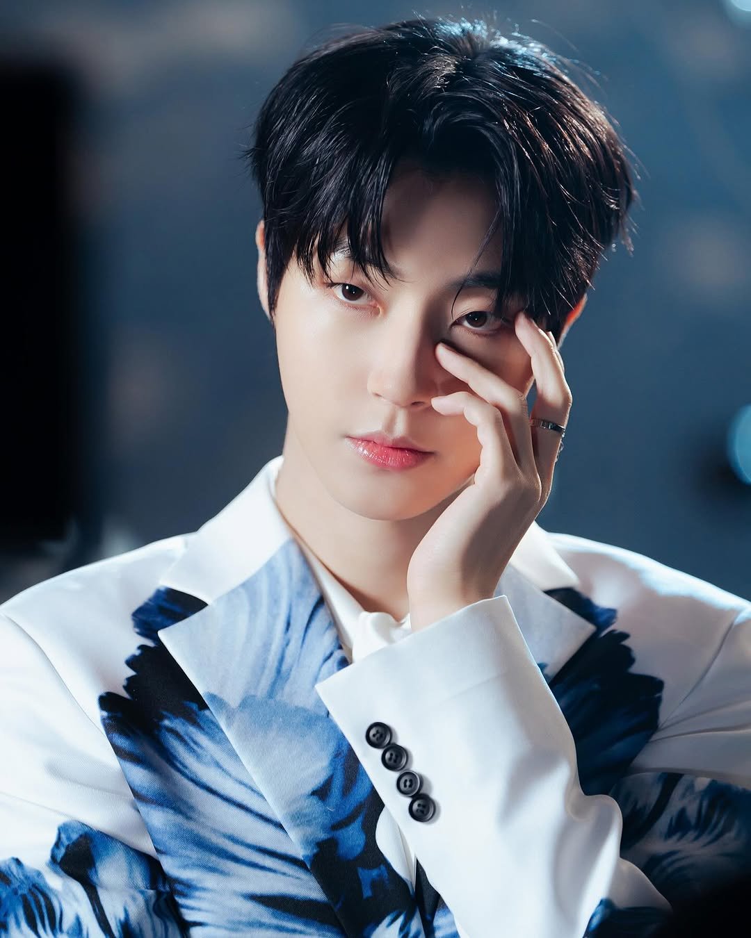 Photo by 황인엽 on November 20, 2025. May be an image of bolo tie and text.