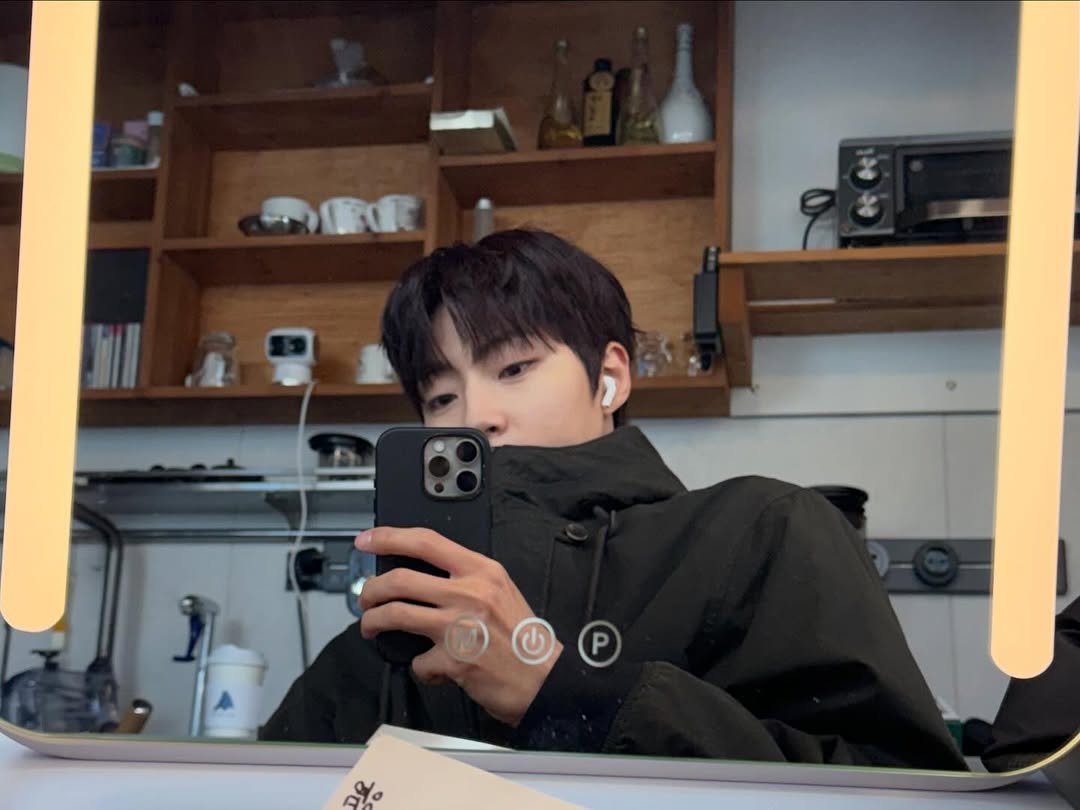 Photo by 황인엽 on February 07, 2026. May be an image of mirror and text.