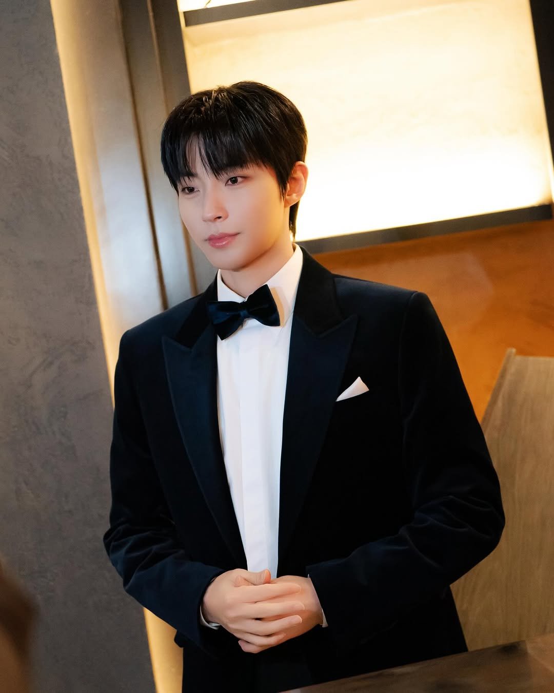 Photo by 황인엽 on November 30, 2025. May be an image of bolo tie, suit, bowtie, blazer, dinner jacket and text.