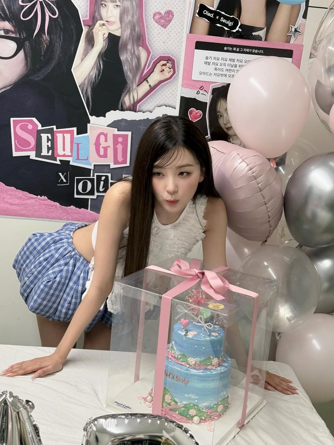 Photo by 슬기 Seulgi on November 18, 2025. May be an image of cake, balloon and text that says '小 Oiad. Y se Seuigi 슬기는 যাপ্ত 살그 그지채가있습니다 지제 34 습니다. 4 숨기져교 지요: 요오직 [요 재발저 .발 남저도 세프 오이 20 제발제 발져요오 오직미 세요 이난을 죽어도 মহর 며하의의 화이p 날을 BAI 모아드는 저요밖에드 모므 0 EUL Gi 一ロ0 X o0 b4lKSzulgi ス5ag 없드'.