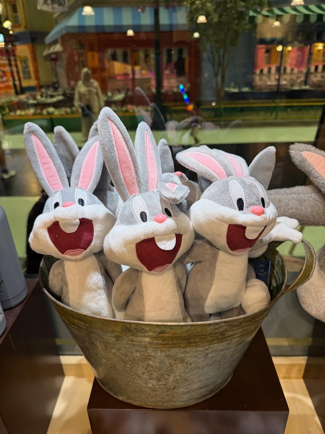 Photo by 슬기 Seulgi on November 23, 2025. May be an image of bath robe, bucket, Easter egg and text.