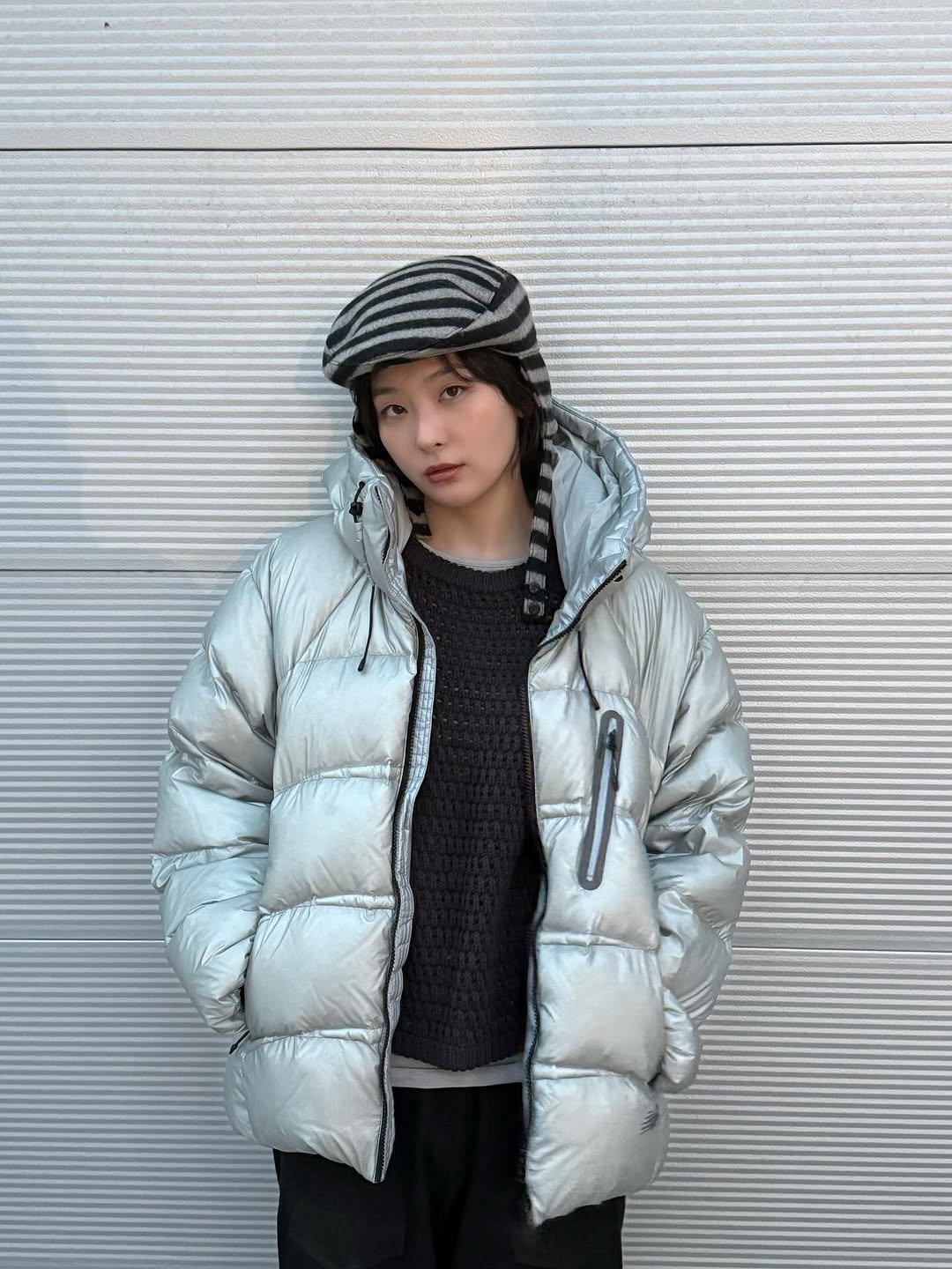 Photo by 슬기 Seulgi on October 29, 2025. May be an image of duffle coat, goosedown coat, jacket, parka, beret and text.