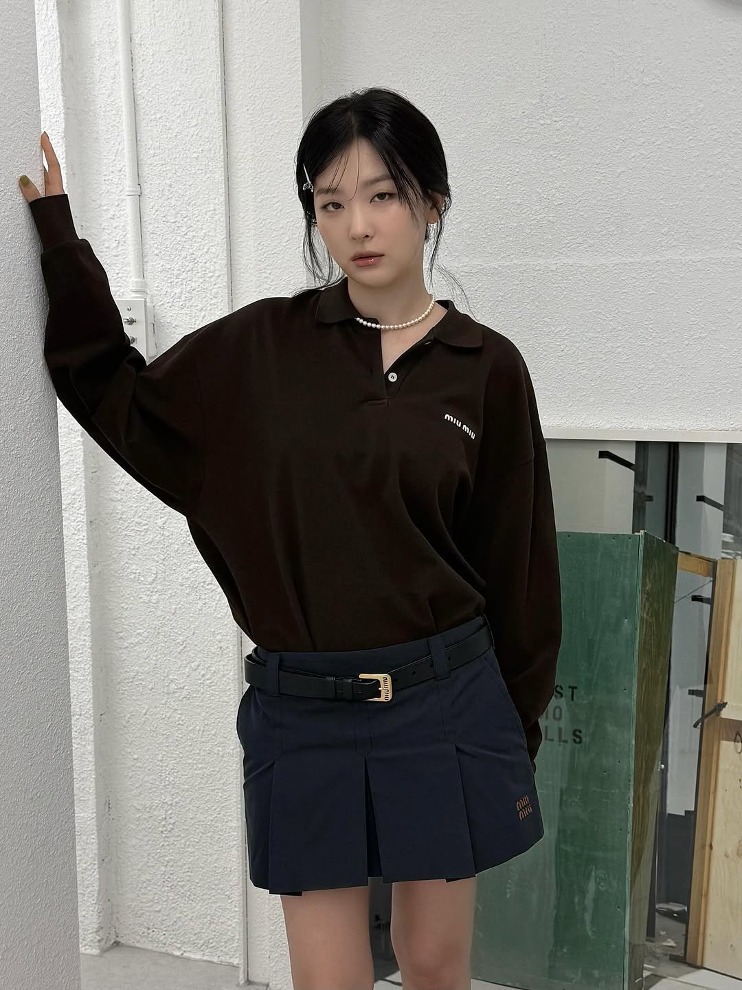 Photo by 슬기 Seulgi on November 19, 2025. May be an image of miniskirt, top and text.