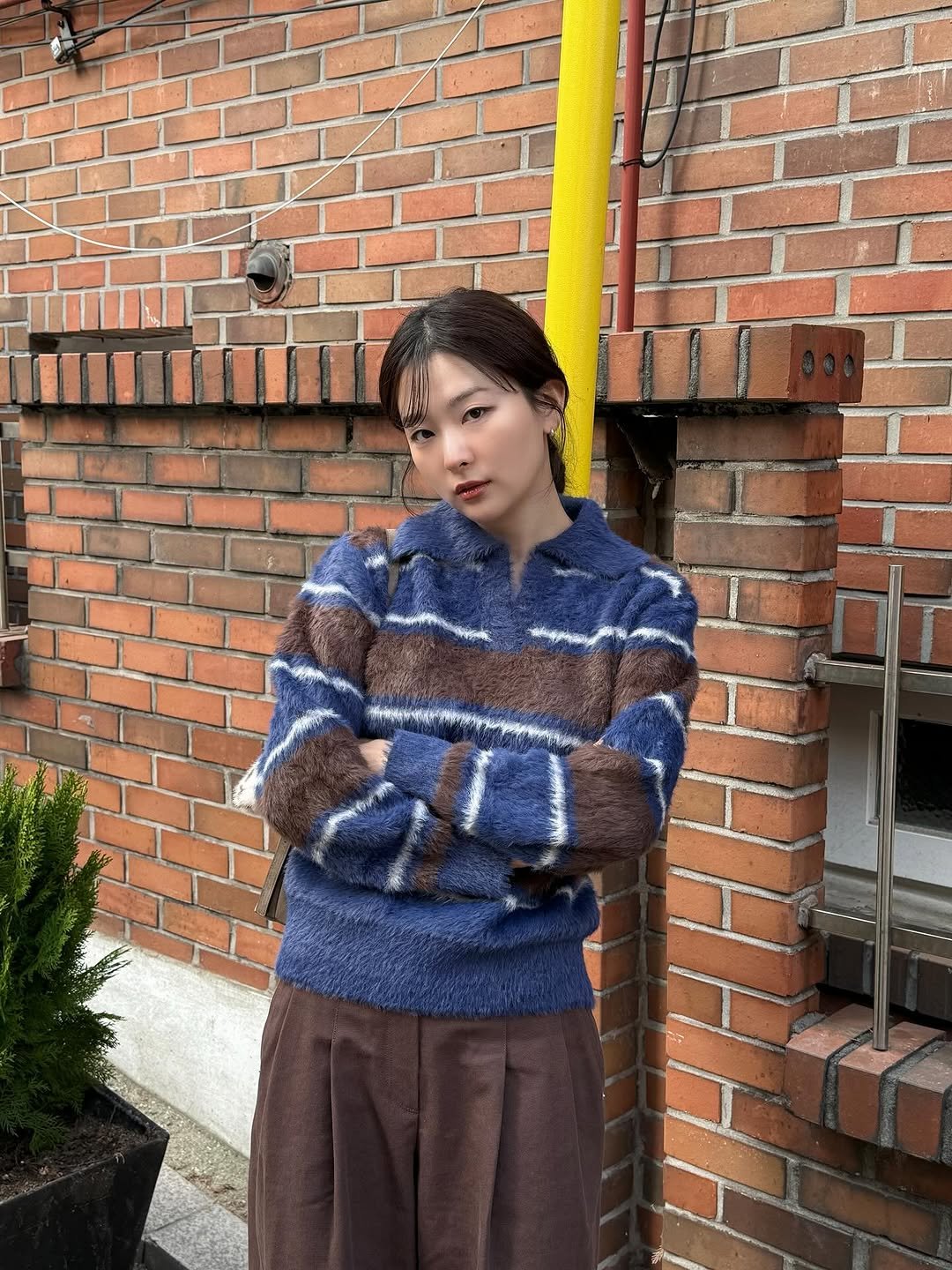 Photo by 슬기 Seulgi on November 10, 2025. May be an image of duffle coat, parka, sweater, cardigan, turtleneck and text.