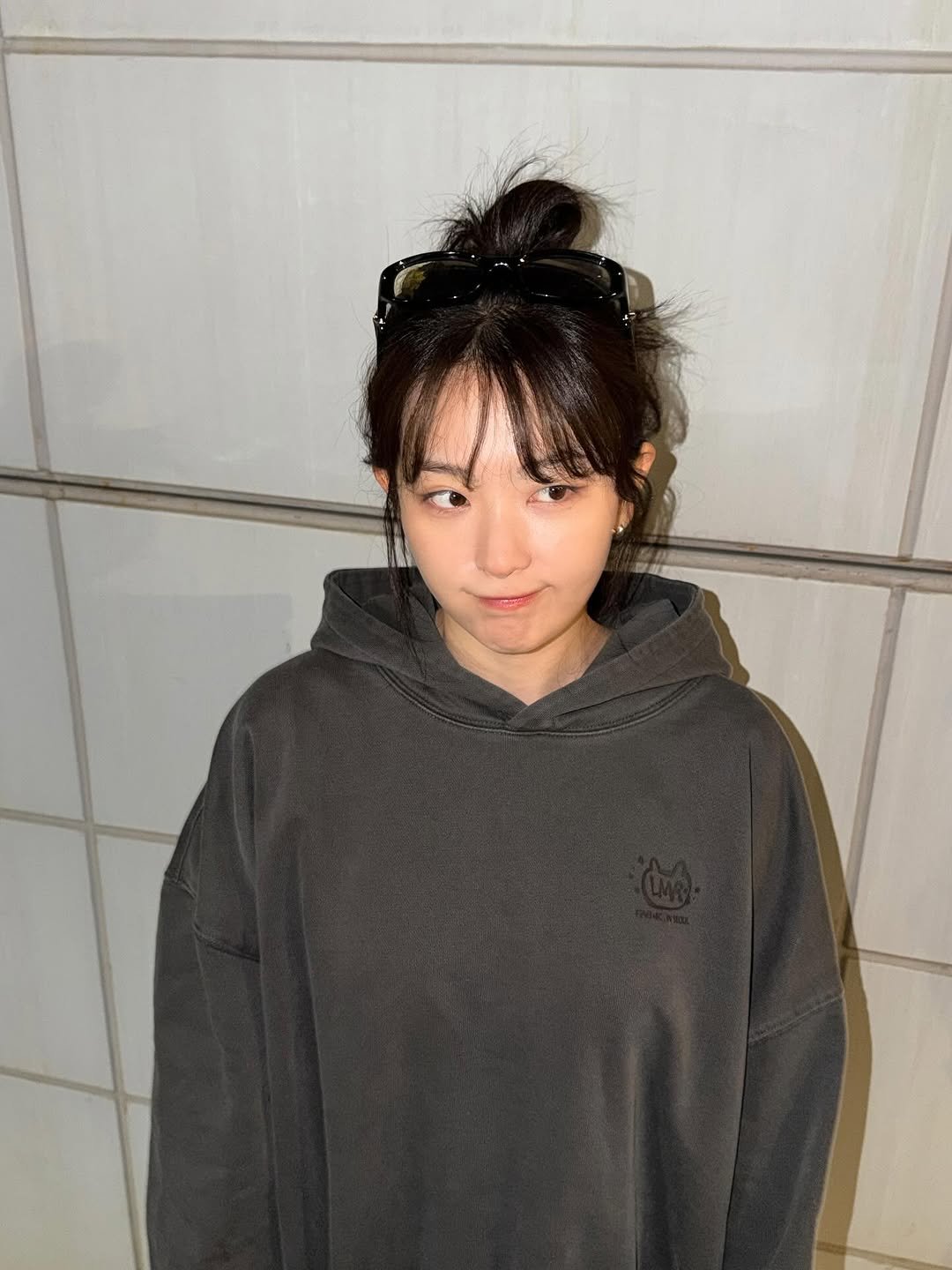 Photo by 슬기 Seulgi on October 31, 2025. May be an image of one or more people, bangs, duffle coat, sweatpants, parka, top, sweatshirt, turtleneck and text.