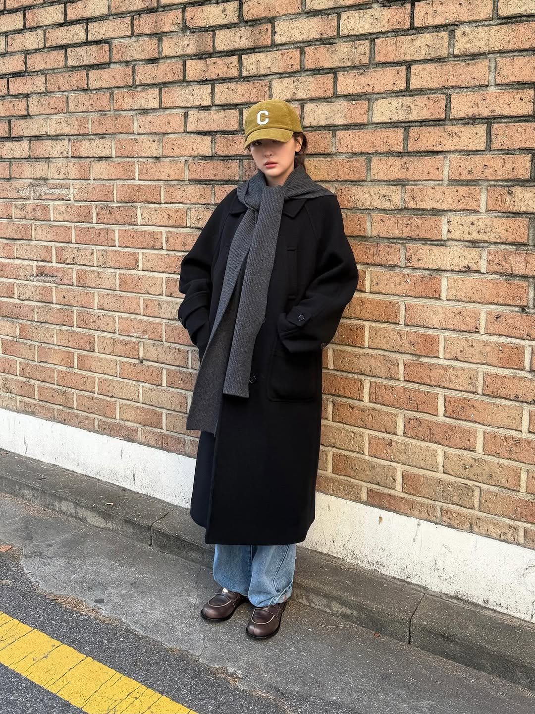 Photo by 슬기 Seulgi on November 16, 2025. May be an image of duffle coat, overcoat, hat, wool, bowler hat, beret and text.