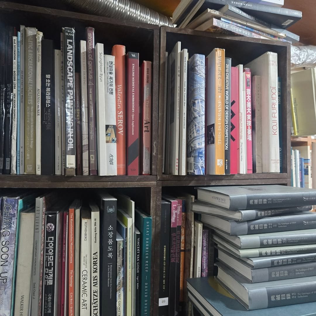 Photo by 숨어있는책 on February 26, 2026. May be an image of book, shelf and text.