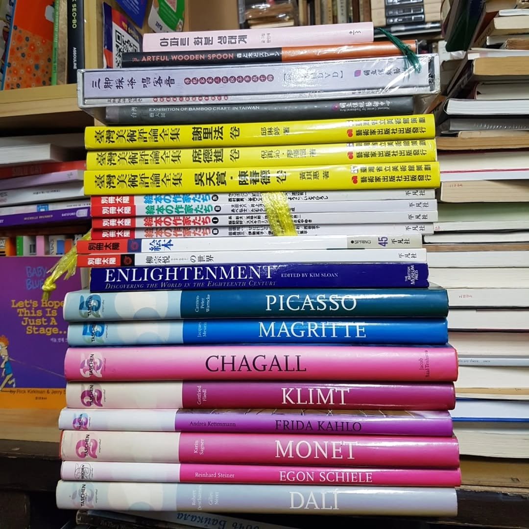 Photo by 숨어있는책 on March 07, 2026. May be an image of book, newsstand and text.