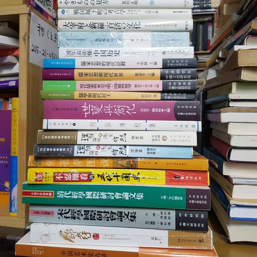Photo by 숨어있는책 on February 27, 2026. May be an image of book and text.