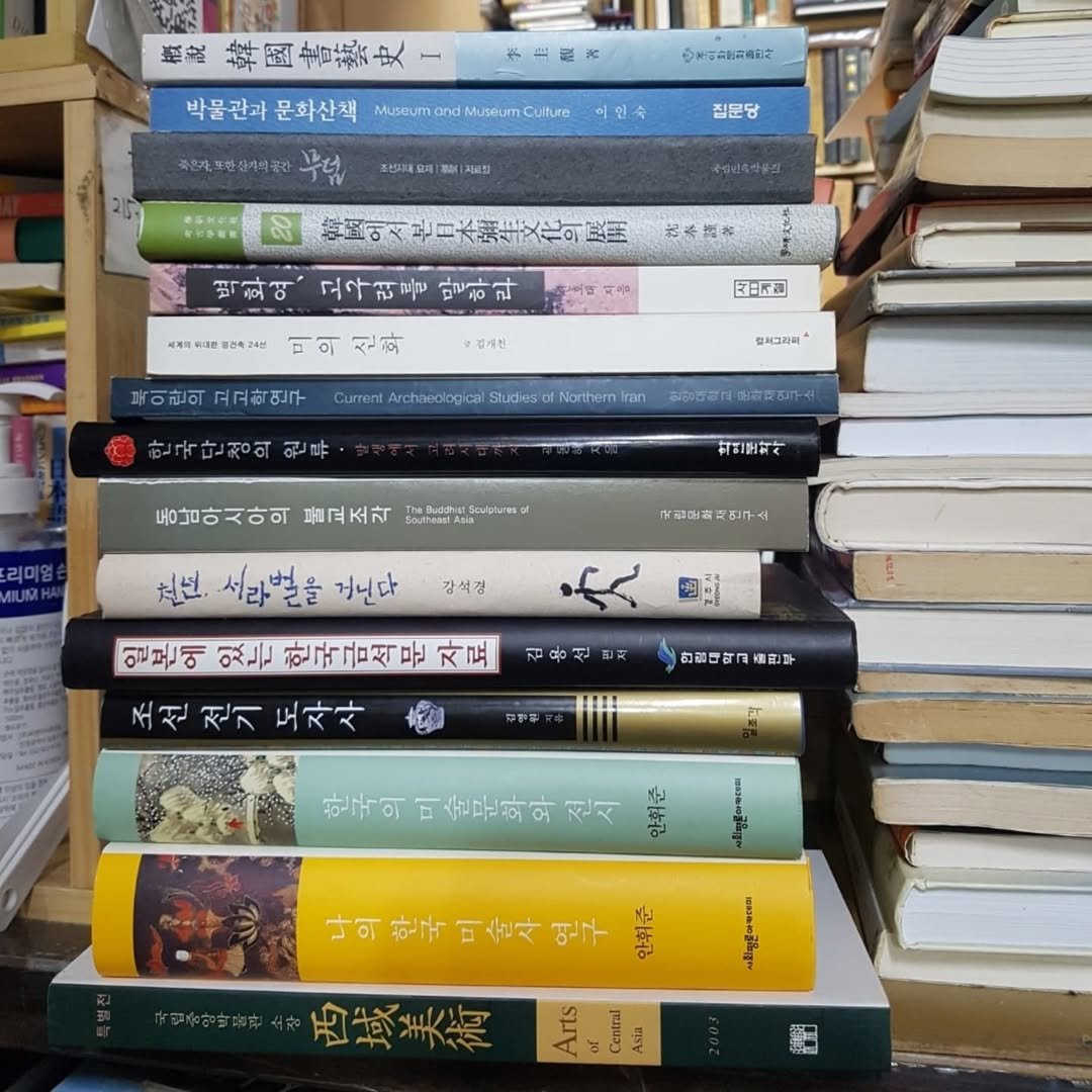 Photo by 숨어있는책 on June 22, 2025. May be an image of book and text.