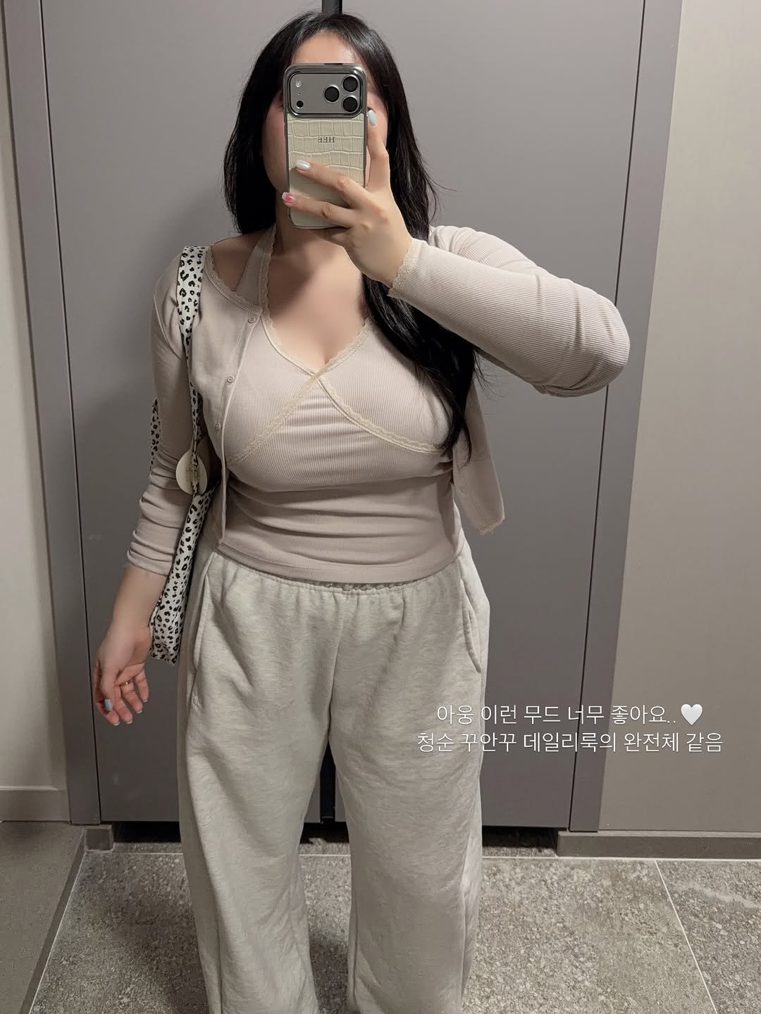 Photo by 물결 Mulgyul on April 14, 2026. May be an image of sleepwear, sweatpants and text that says '아움 이런 무드 너무 좋아요.. 청순 꾸안꾸 데일리룩의 완전체 같음'.