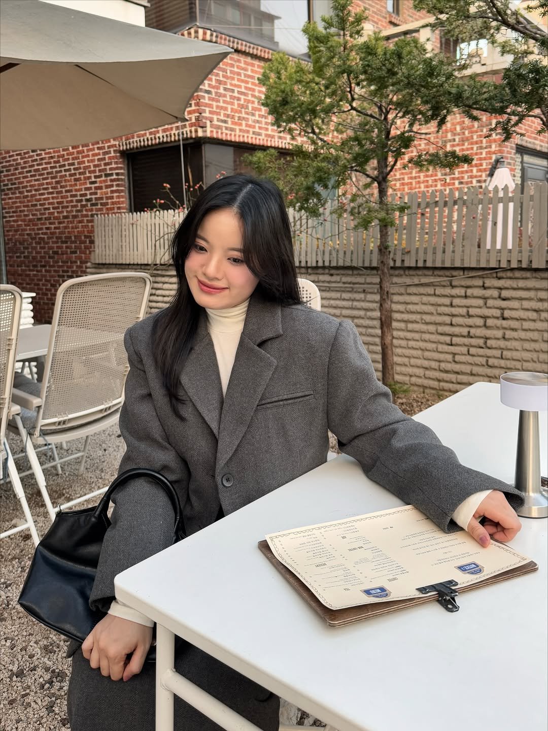 Photo by 물결 Mulgyul on November 19, 2025. May be an image of duffle coat, overcoat, jacket, blazer, turtleneck, suit, cornflower and text.