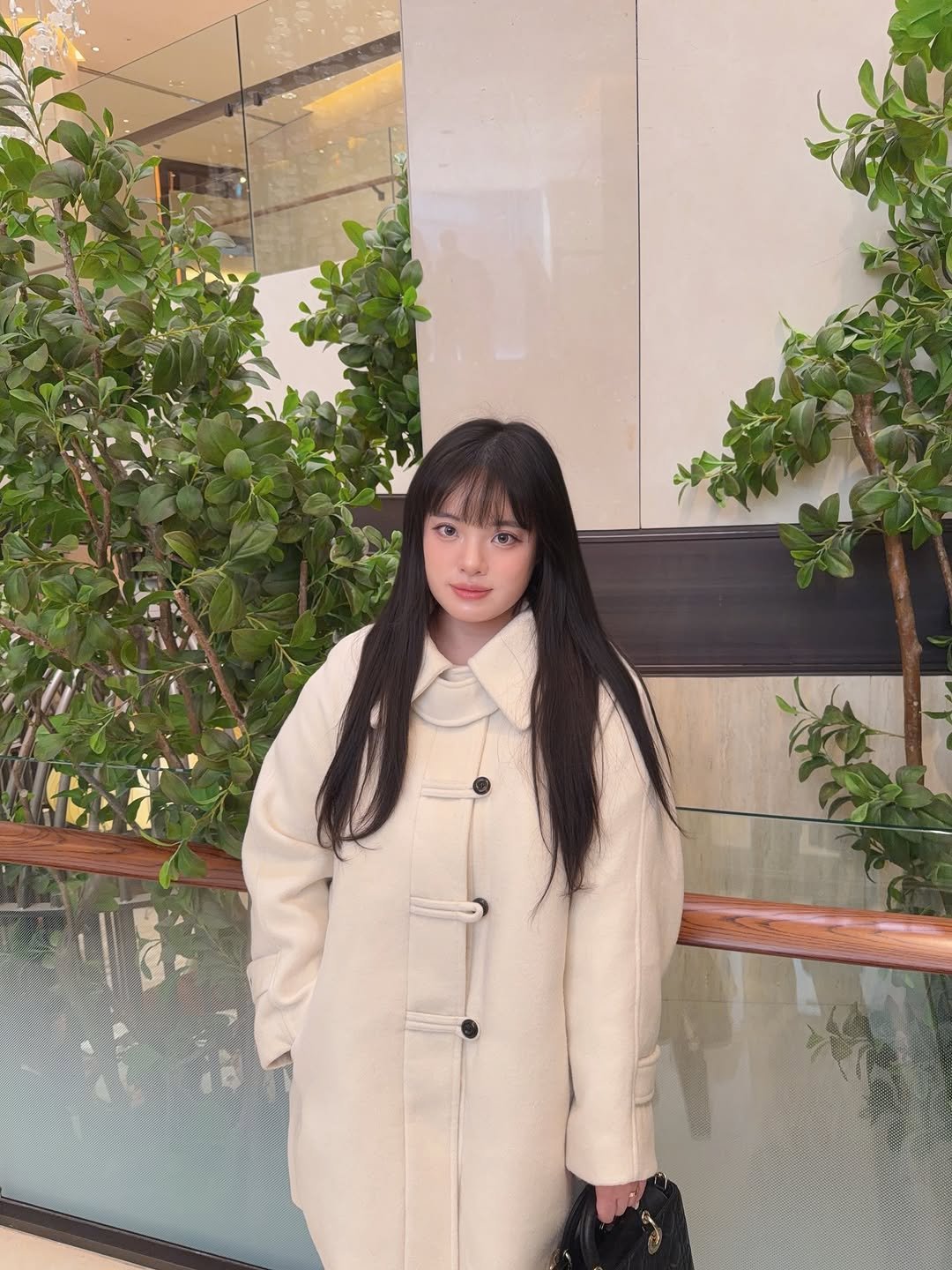 Photo shared by 물결 Mulgyul on February 16, 2026 tagging @jstyle_evellet. May be an image of one or more people, hair, duffle coat, overcoat, goosedown coat, parka, jacket and text.