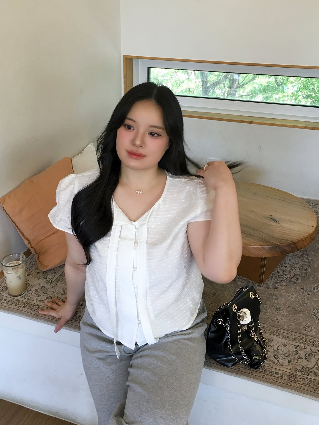 high_mulgyul 게시물 이미지: 요즘엔 이렇게 블라우스에 트레이닝 입는게 좋더라구요🌿

코디 정보는 프로필 링크에 있어요✨