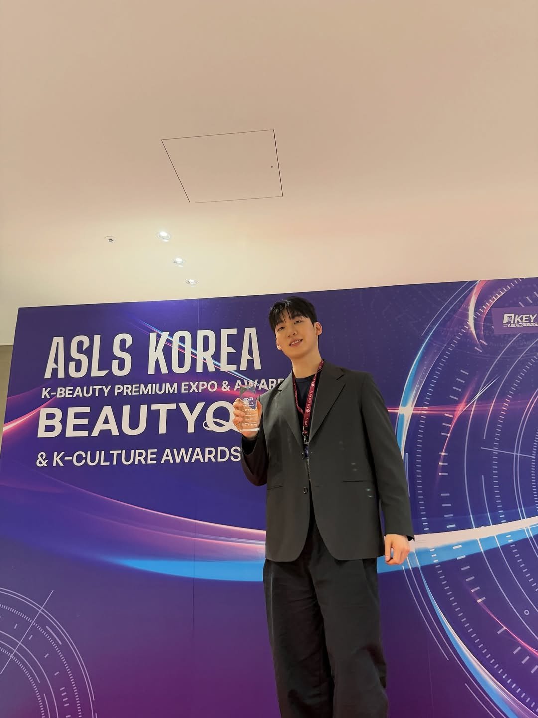 Photo by 최고수준 | 인스타브랜딩 • AI자기계발 on April 11, 2026. May be an image of one or more people, hair, suit and text.