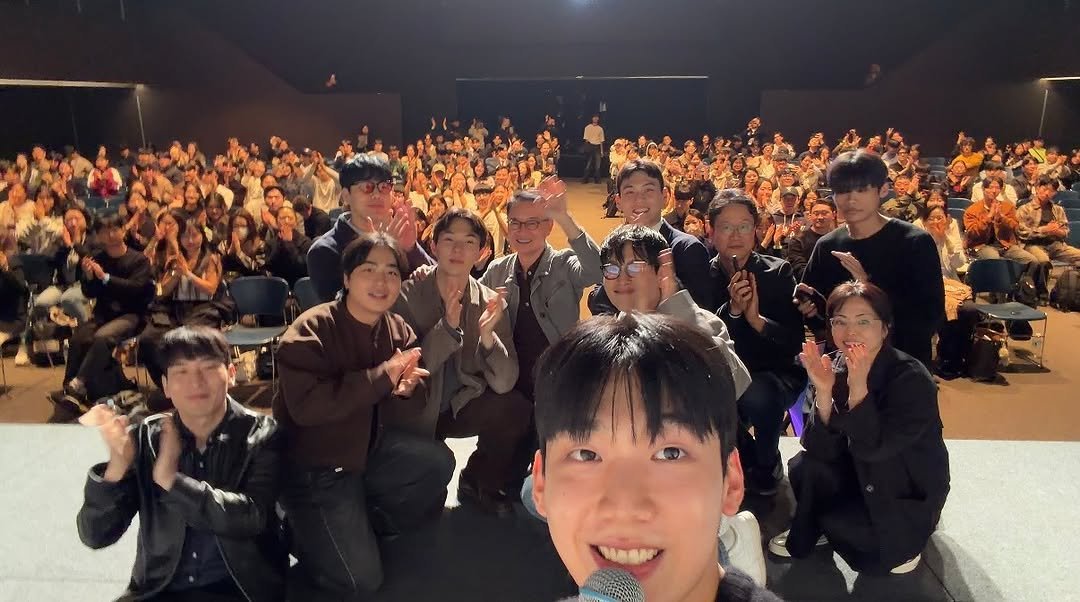 Photo by 최고수준 | 인스타브랜딩 • AI자기계발 in Gangnam, Seoul, S Korea with @kiu_design_, @tyongtube, @sungpaak, @um___se, @douglas.guen, @jinyongjin92, @marpple.shop, @sinsaimdang.official, @fanding_ip, @youtubejocoding, @_dipi_e, @eunseoseol, @crea__tus, @tmi_07070707, @creator.venture.seoul, and @do_it_harim. May be a selfie of clarinet, concert and text.