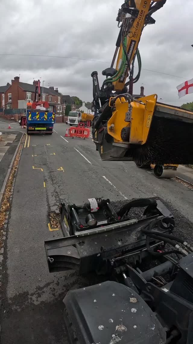 highwayharper 게시물 이미지: Smooth surface ahead thanks to the JCB 600mm...