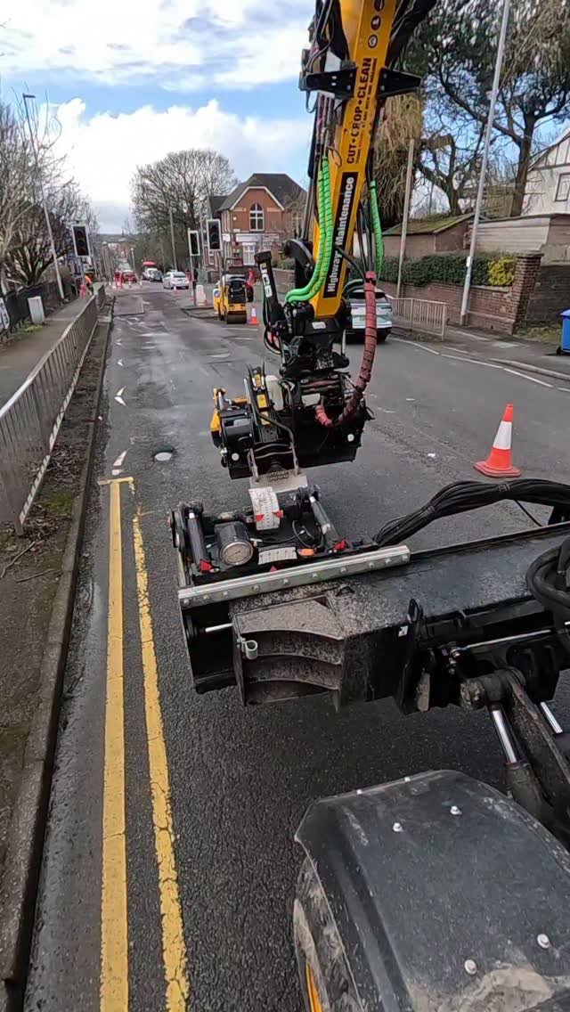 highwayharper 게시물 이미지: Cut, crop, clean those potholes away

#pothole...