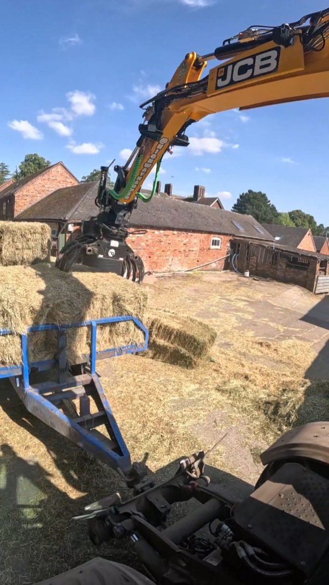highwayharper 게시물 이미지: Speedy offloading of hay bales courtesy of the...