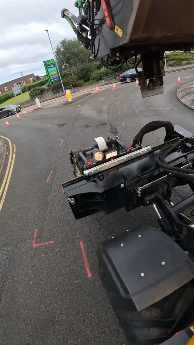 highwayharper 게시물 이미지: Cut, crop and clean with one machine 😎🔥

#jcb...