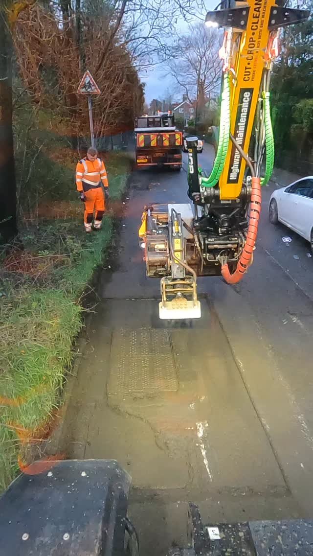 highwayharper 게시물 이미지: Replacing manholes with a little help from the...