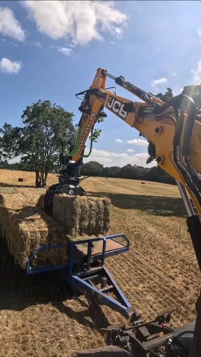 highwayharper 게시물 이미지: Making light work of the bale lifting 

​The...