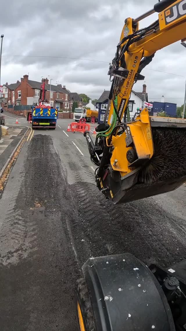 highwayharper 게시물 이미지: Removing planed out road surfaces with the...