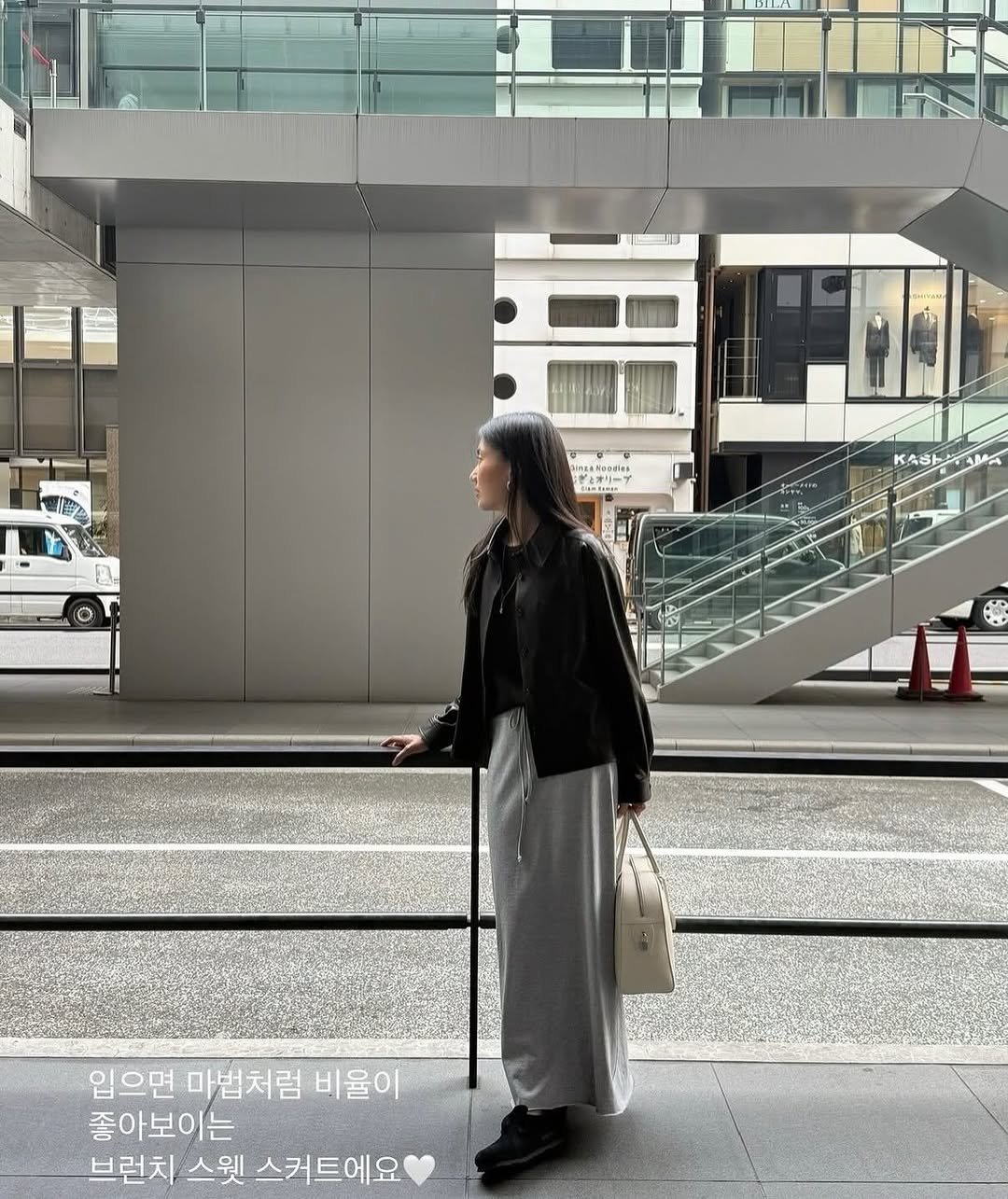 Photo by 남윤희 on March 26, 2026. May be an image of ‎overcoat, street and ‎text that says '‎SInEaM PORUINE ゼをオリープ O ር ..کارو KA6 입으면 으면마법처럼비율 마법처럼 비율이 좋아보이는 브런치 스윗 스커트에요‎'‎‎.