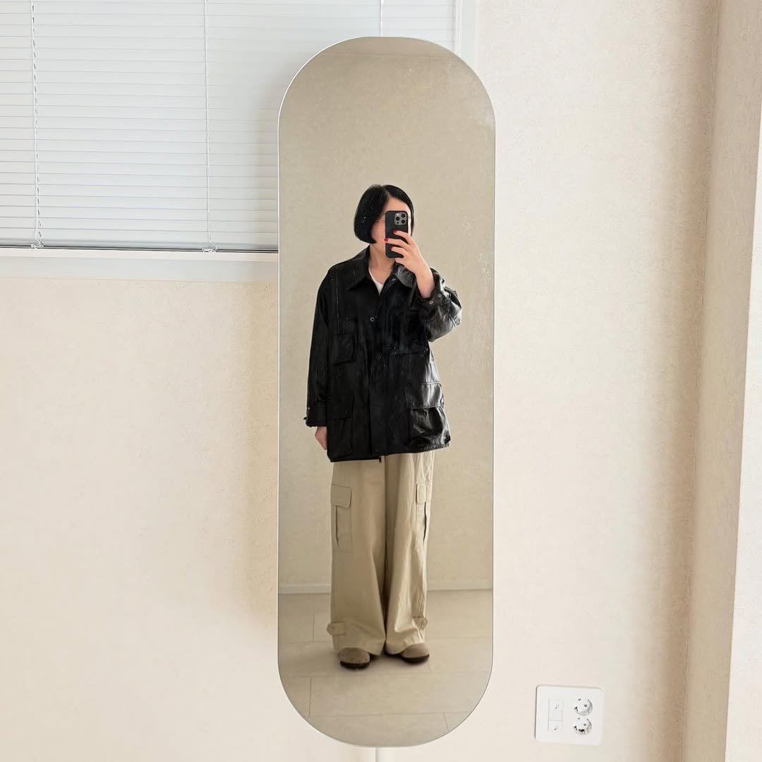 Photo by 남윤희 on March 21, 2026. May be an image of duffle coat, overcoat, mirror, parka, clothes hanger and text.