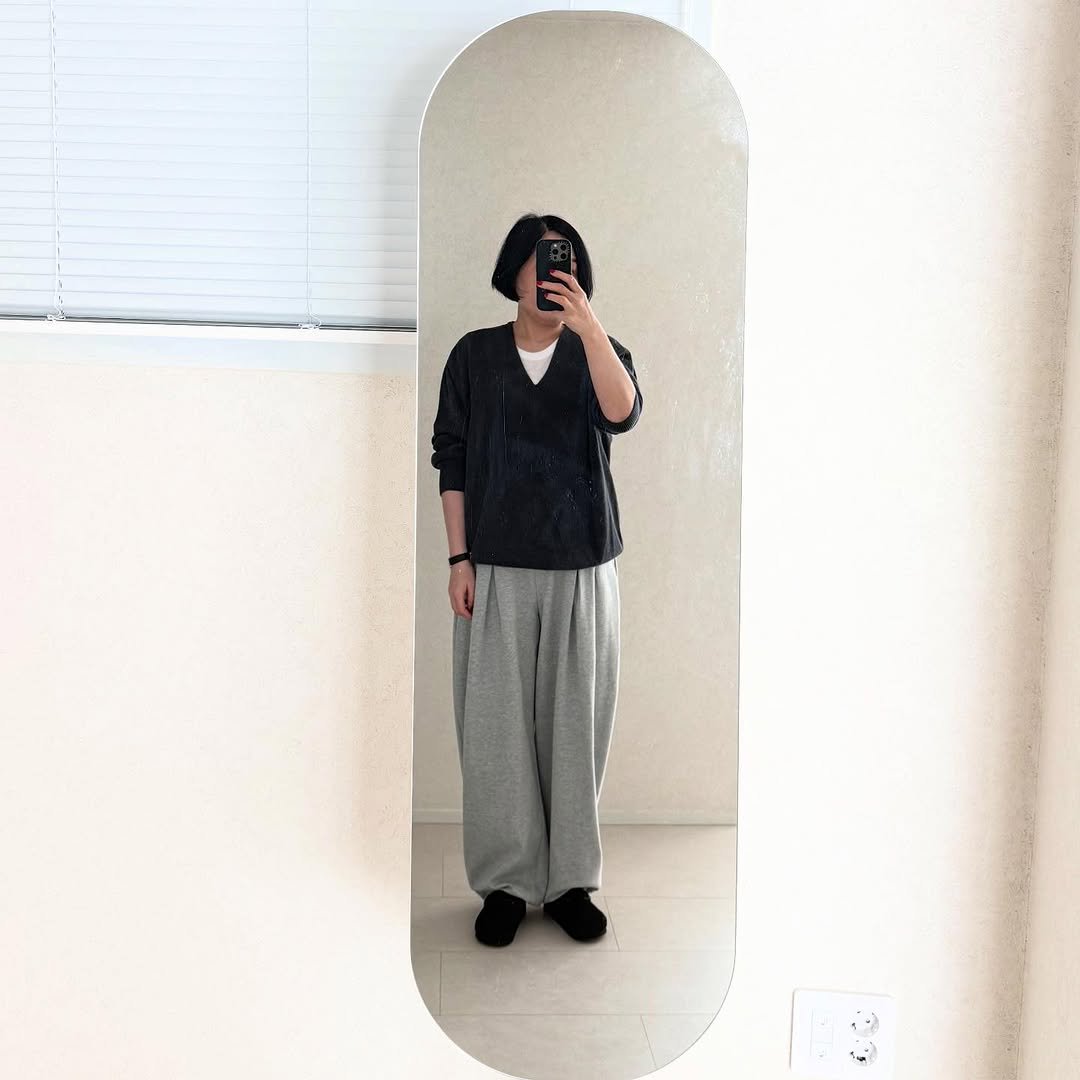 Photo by 남윤희 on March 21, 2026. May be an image of mirror, sweatpants and text.