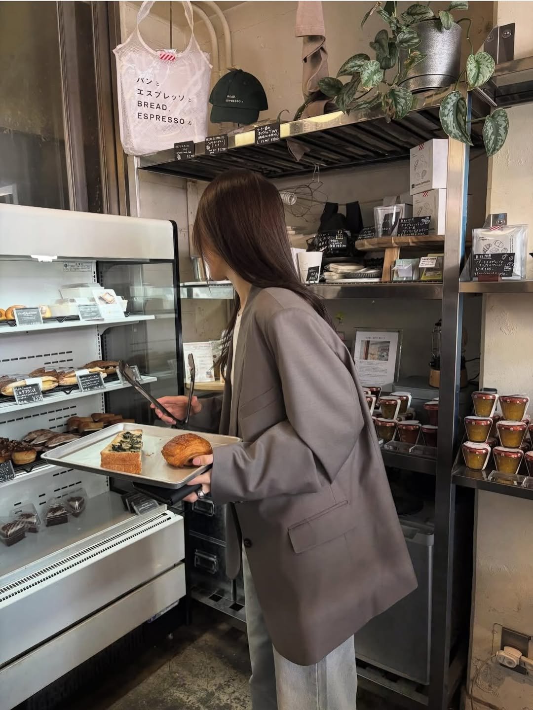 Photo by 남윤희 on March 19, 2026. May be an image of duffle coat, baguette, overcoat, bagel, blazer, suit, cornflower and text.