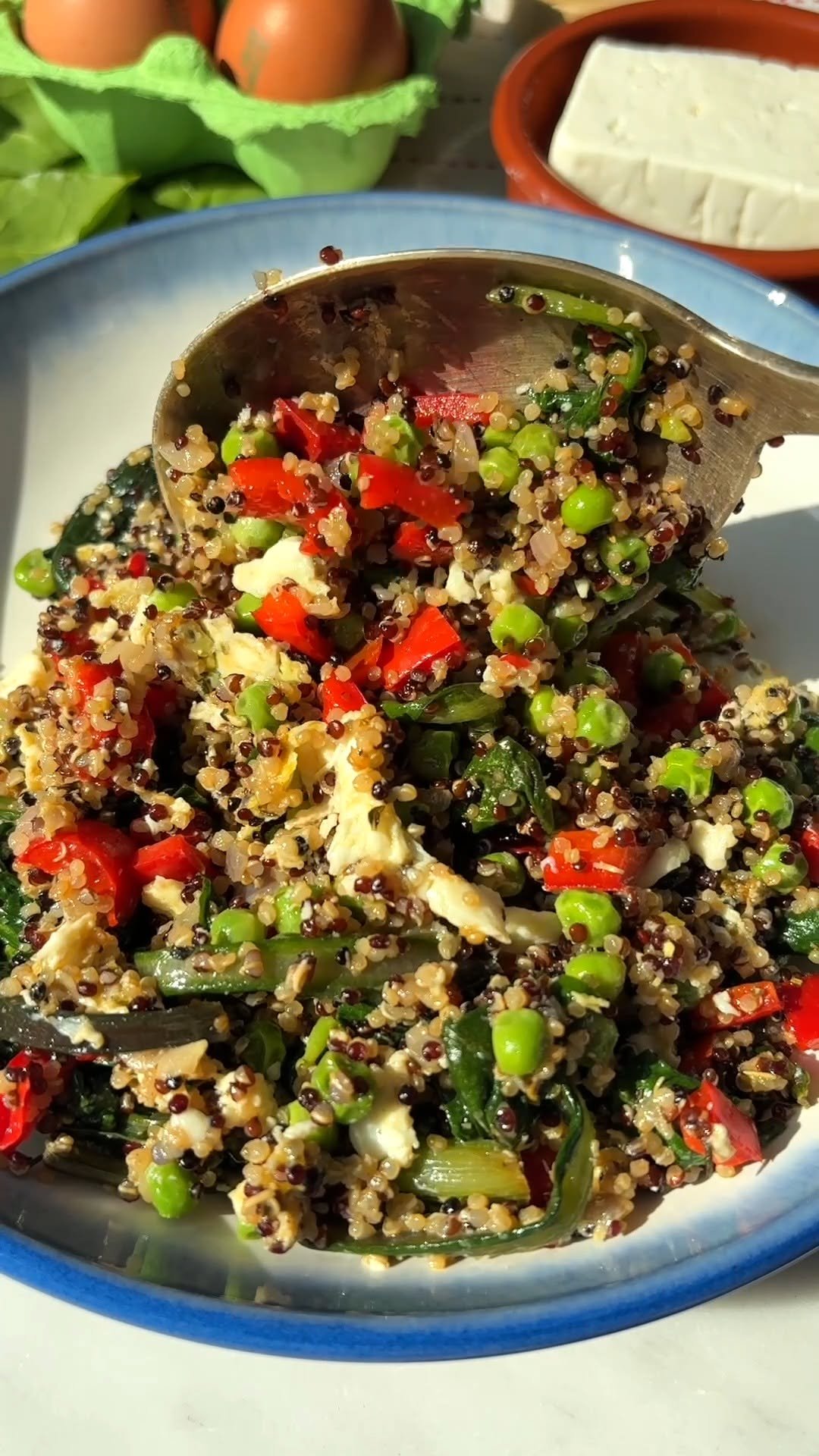hilltop.recipes 게시물 이미지: 15-Min Quinoa Breakfast Bowl. Comment RECIPE...