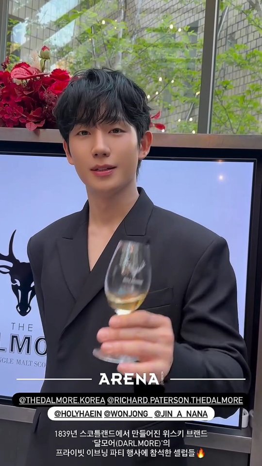 himin012 게시물 이미지: 🌷2026. 04. 25
그대의 눈동자에🥂✨️
.
@arenakorea...