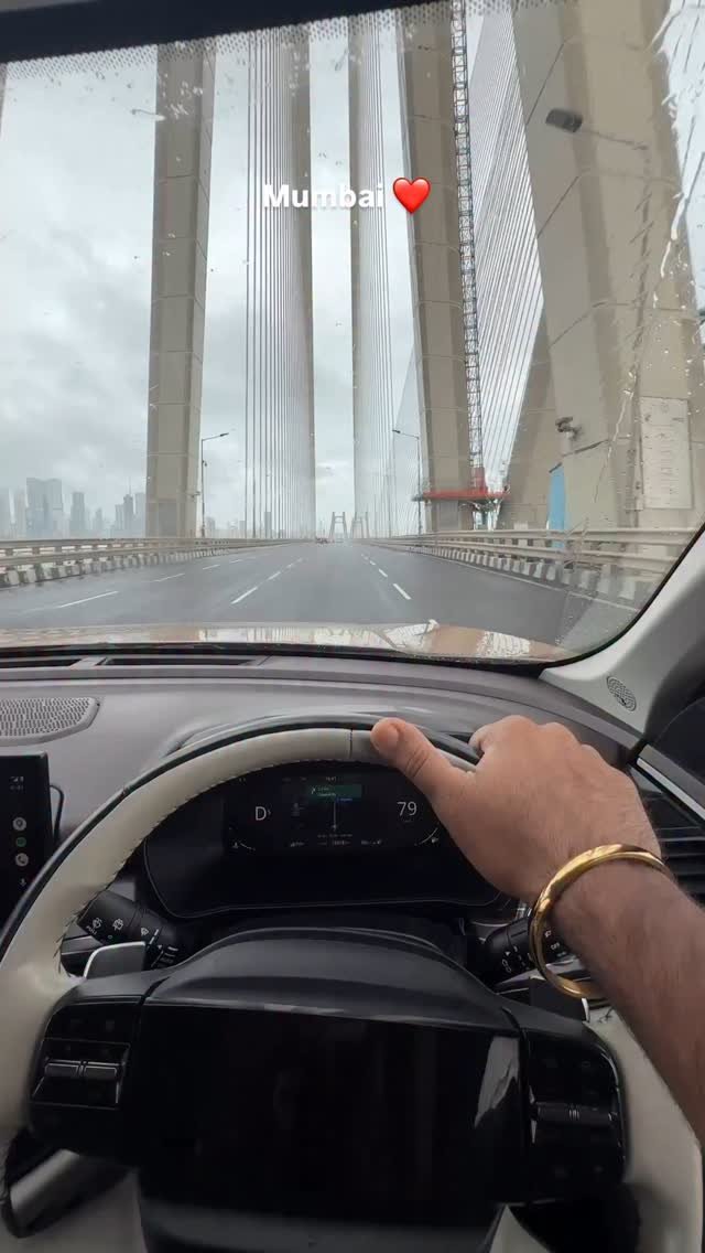 hindiautoguru 게시물 이미지: Driving Safari on Worli Sea link. Superb...