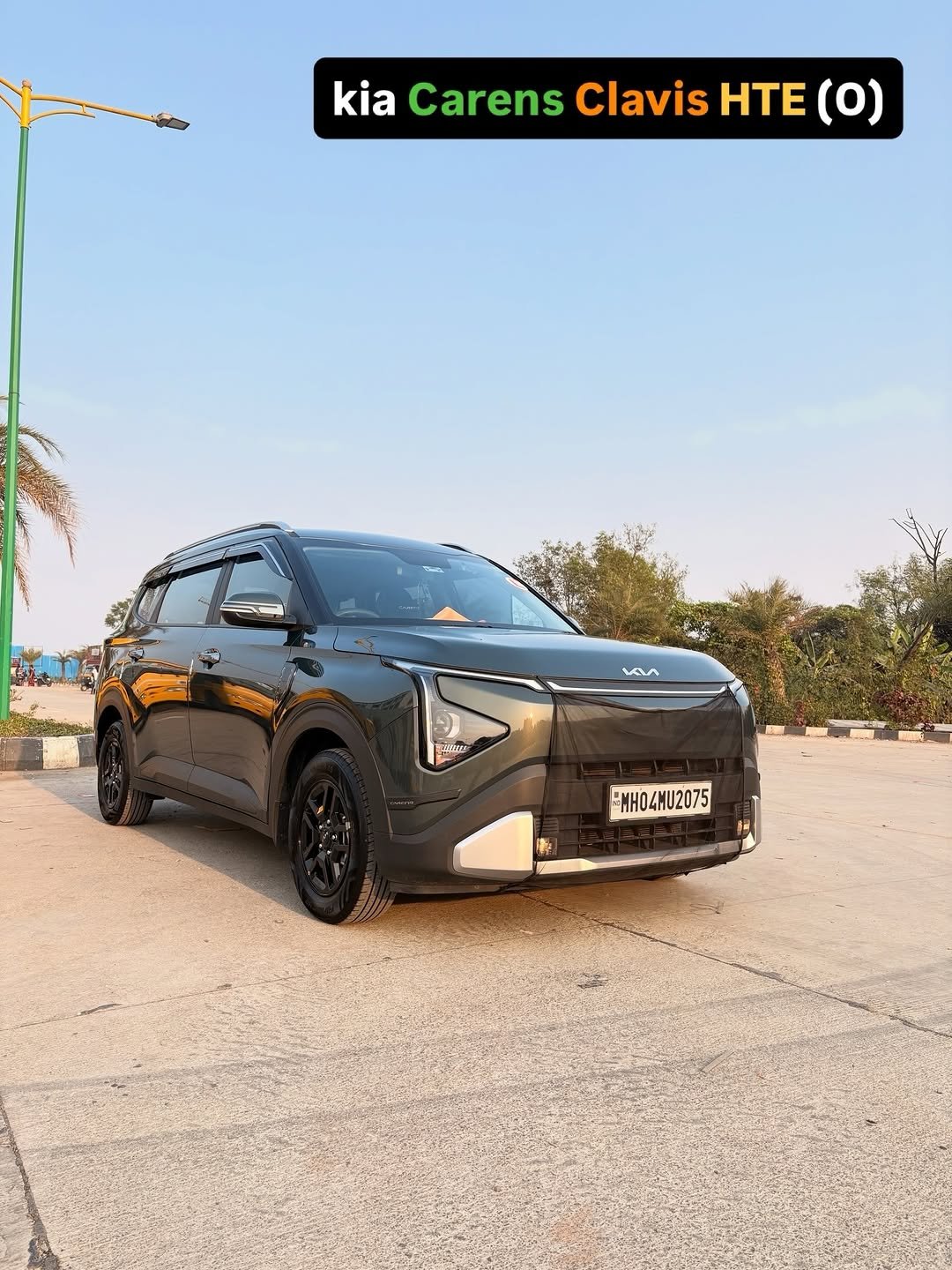 Photo by Hindi AutoGuru by Sushil Nawadkar on December 31, 2025. May be an image of ‎jeep, windshield, wheel, sedan, minivan and ‎text that says '‎kia Carens Clavis ΗTE kiaCarensClavisHTE(O (ဝ) ١م น NH04MU2075‎'‎‎.