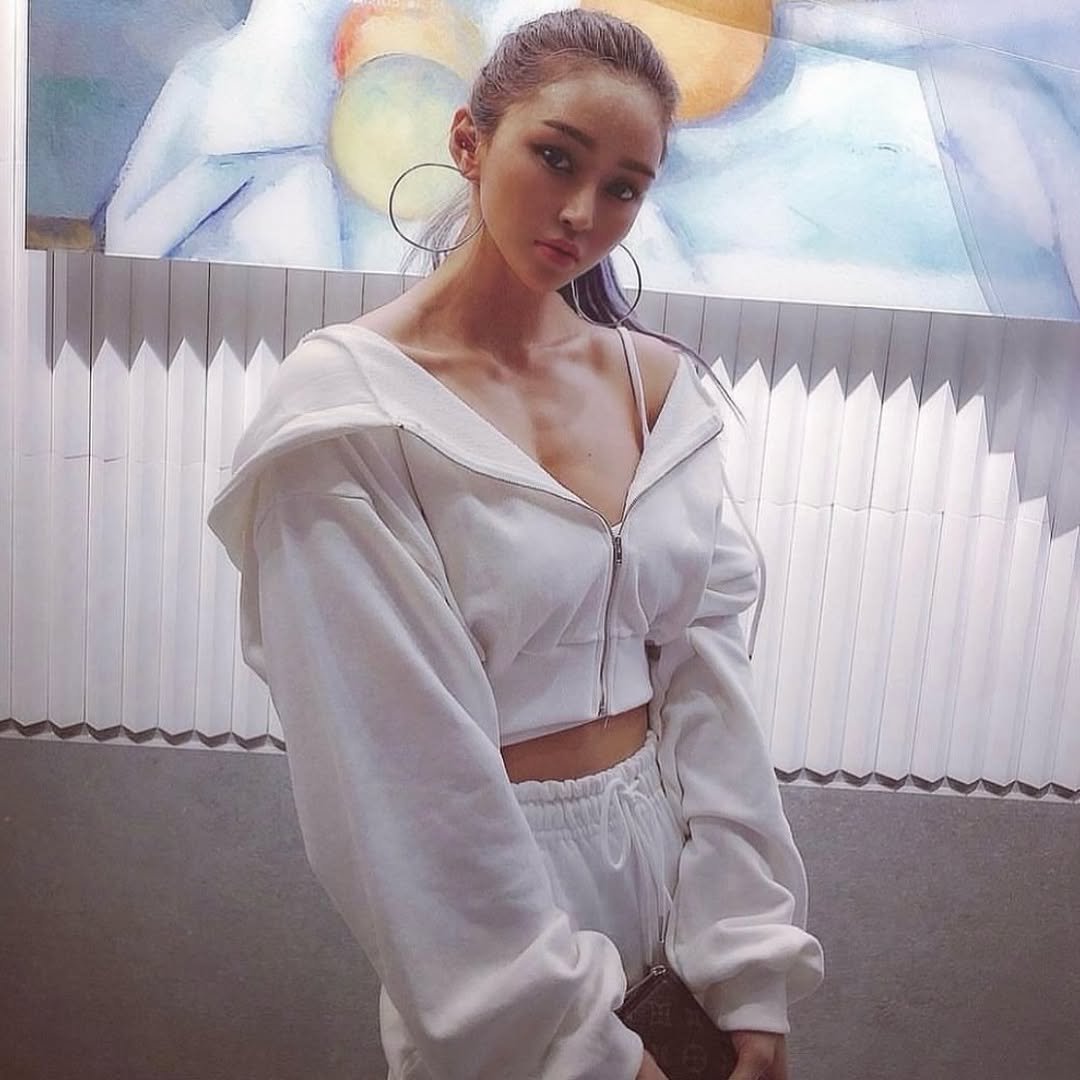 hips_unni 게시물 이미지: 항상 윗선에 있는 사람들 상대하며 지내왓고
사업운영과 온갓 제품들을 협찬을 받으며...