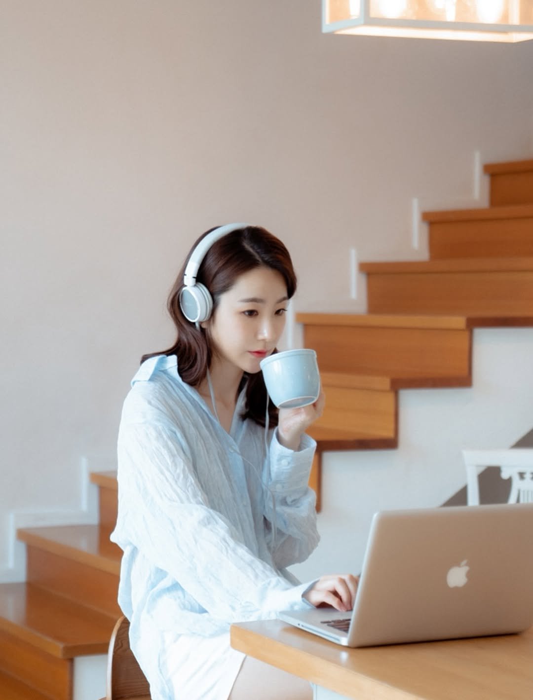 Photo shared by 희렌최 on July 14, 2025 tagging @hirenze. May be an image of phone, sleepwear, coffee cup, tea, computer keyboard, tablet and portable cassette player.
