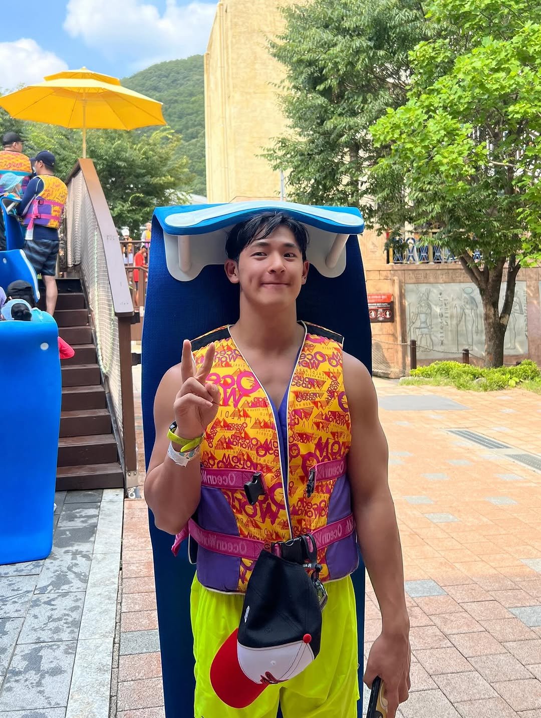 Photo by 김히릿 on August 22, 2025. May be an image of 3 people, costume, sarong and text.