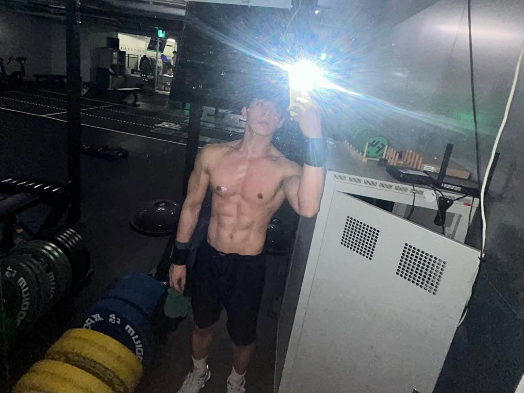 Photo by 김히릿 on February 01, 2026. May be an image of one or more people, biceps, people bodybuilding, dumbbell and text.