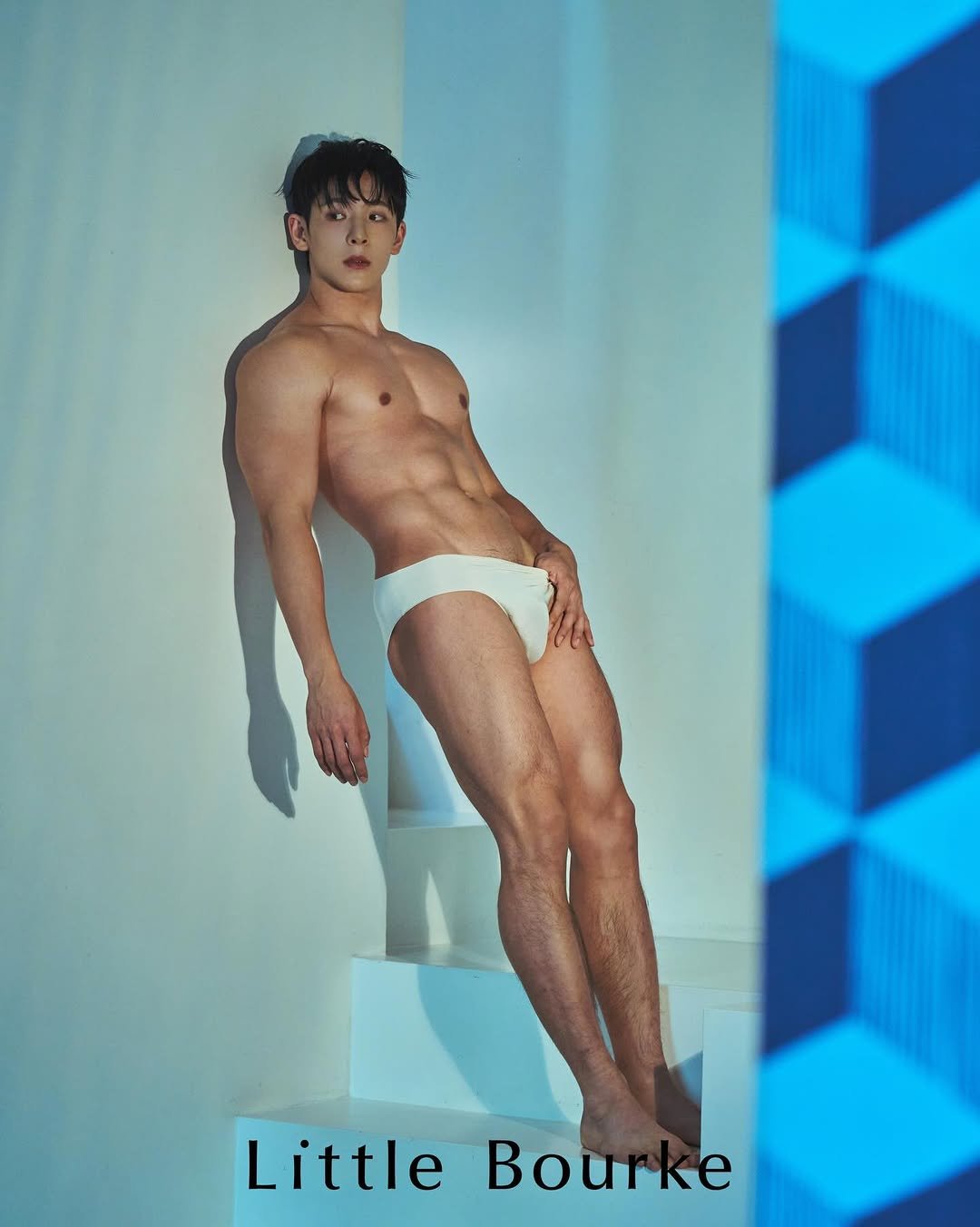 Photo by 김히릿 on January 26, 2026. May be an image of magazine and text that says 'h h'.