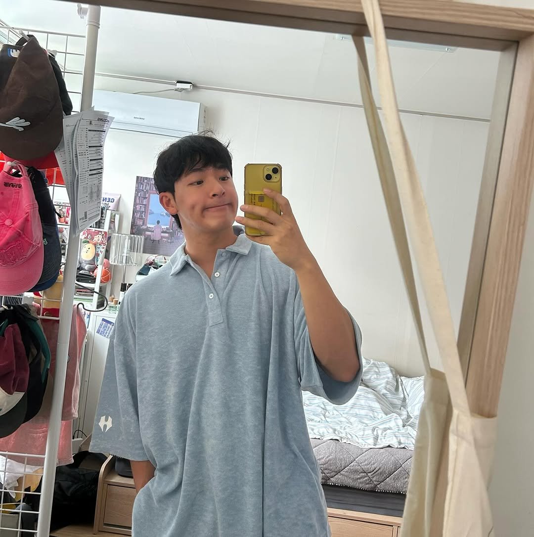 Photo by 김히릿 on June 05, 2025. May be an image of sleepwear, bath robe, clothes hanger and top.