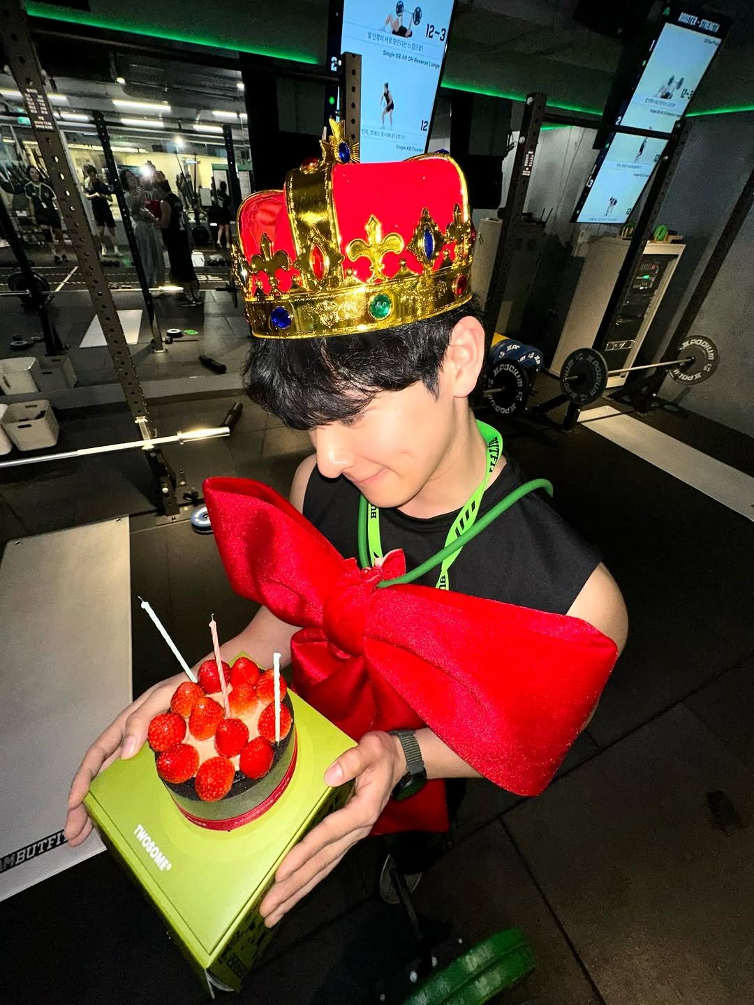 Photo by 김히릿 on April 12, 2026. May be an image of fruitcake, candle, balloon and text.