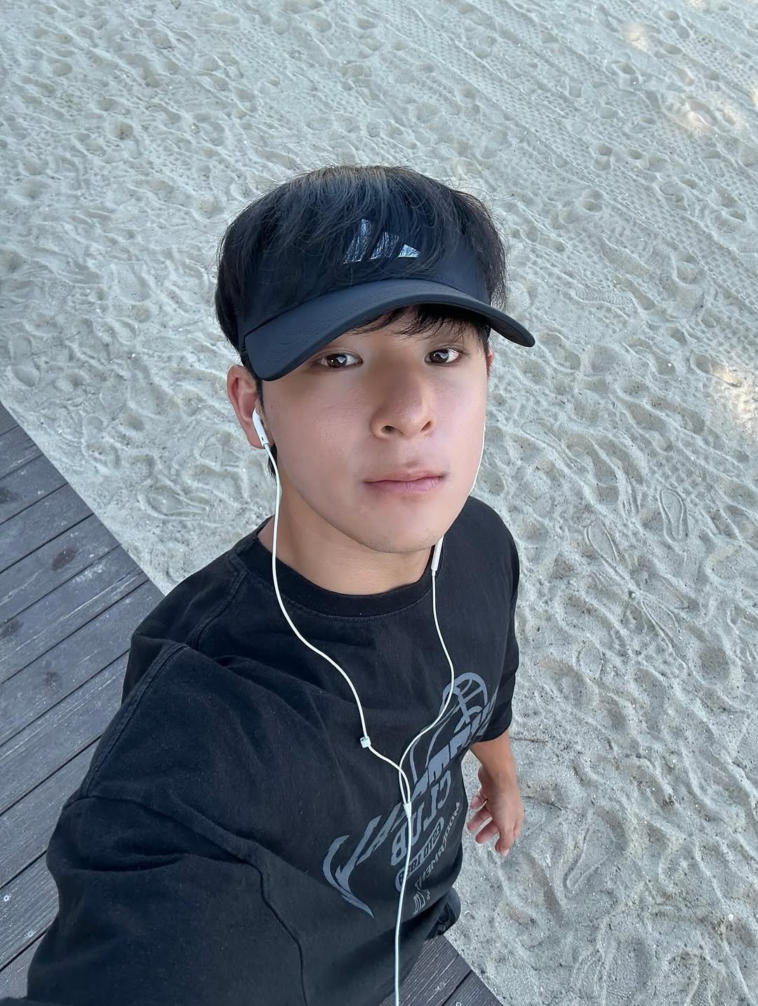 Photo by 김히릿 on August 12, 2025. May be a selfie of 1 person, hat, beach, park and text.