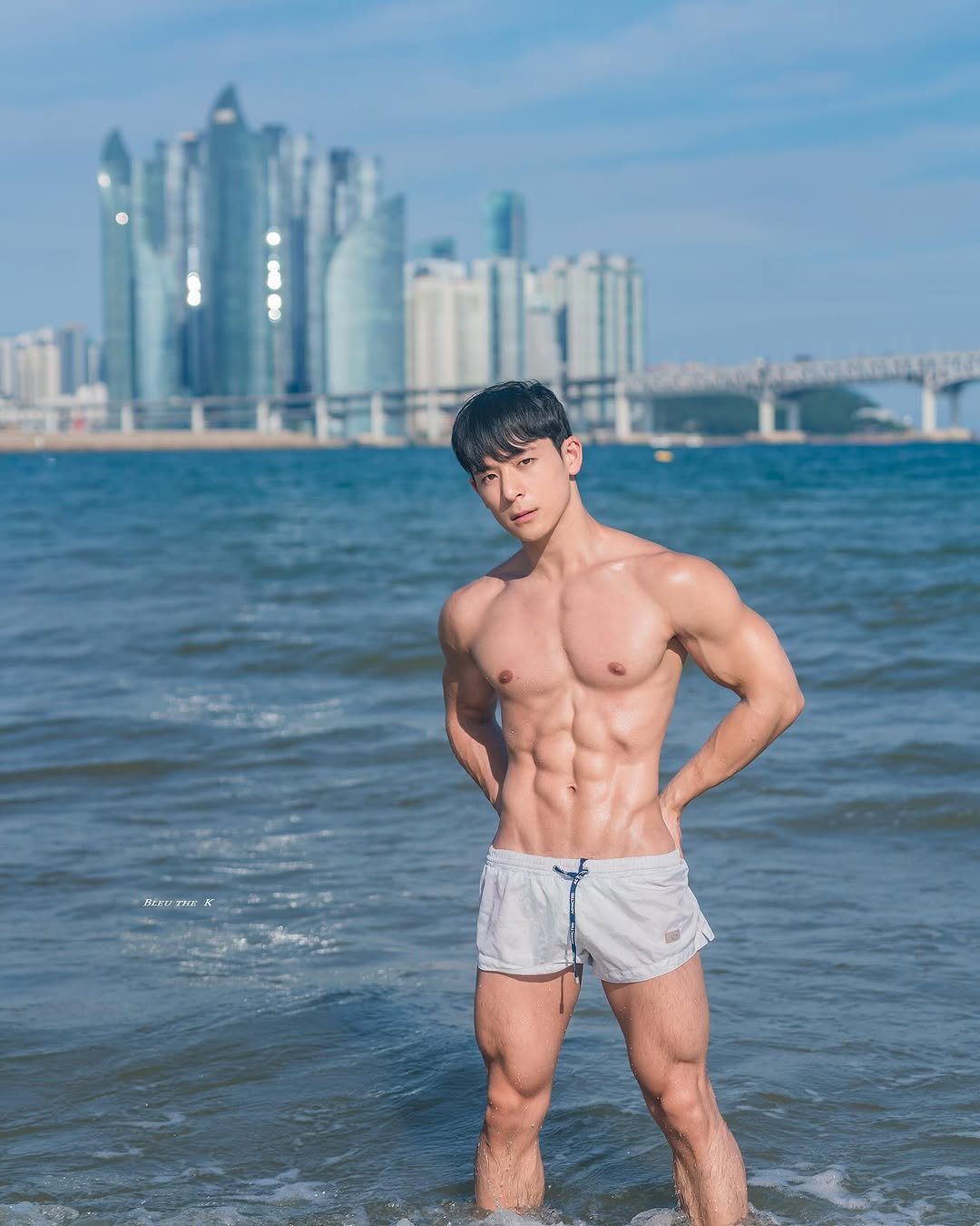 Photo by 김히릿 in 광안리해수욕장 GwangalliBeach, Busan, Korea 廣安里海水浴場 with @bleu_the_k. May be an image of one or more people, biceps, people bodybuilding, beach and text.