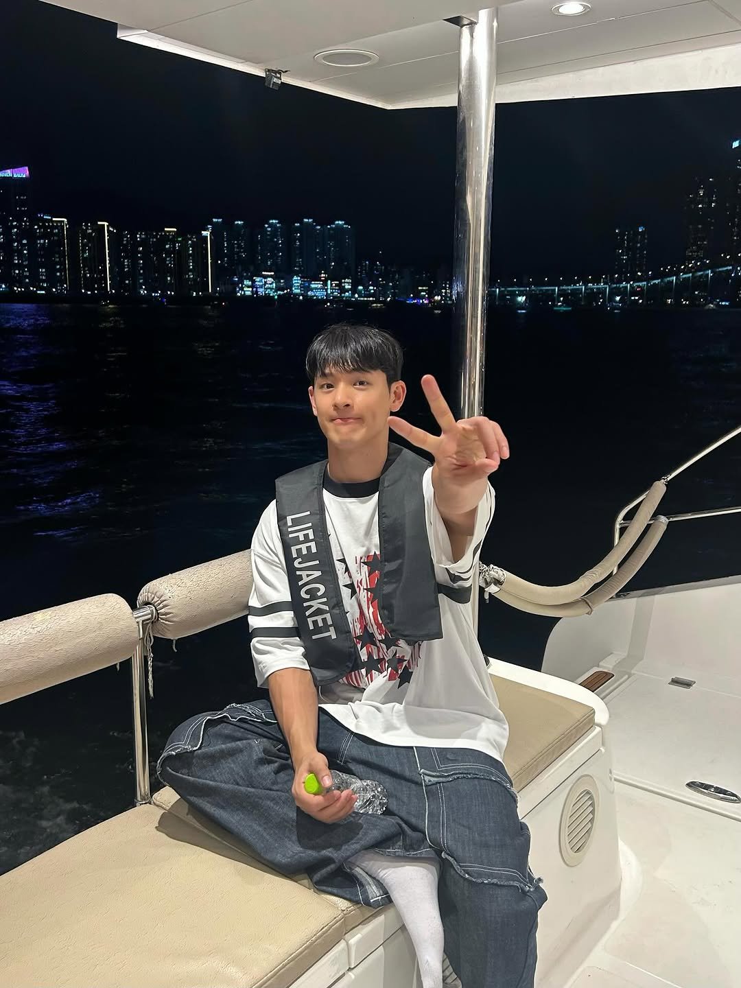 Photo by 김히릿 on September 28, 2025. May be an image of 1 person, boat and text that says 'dial dIsAn LIFEJACKET'.